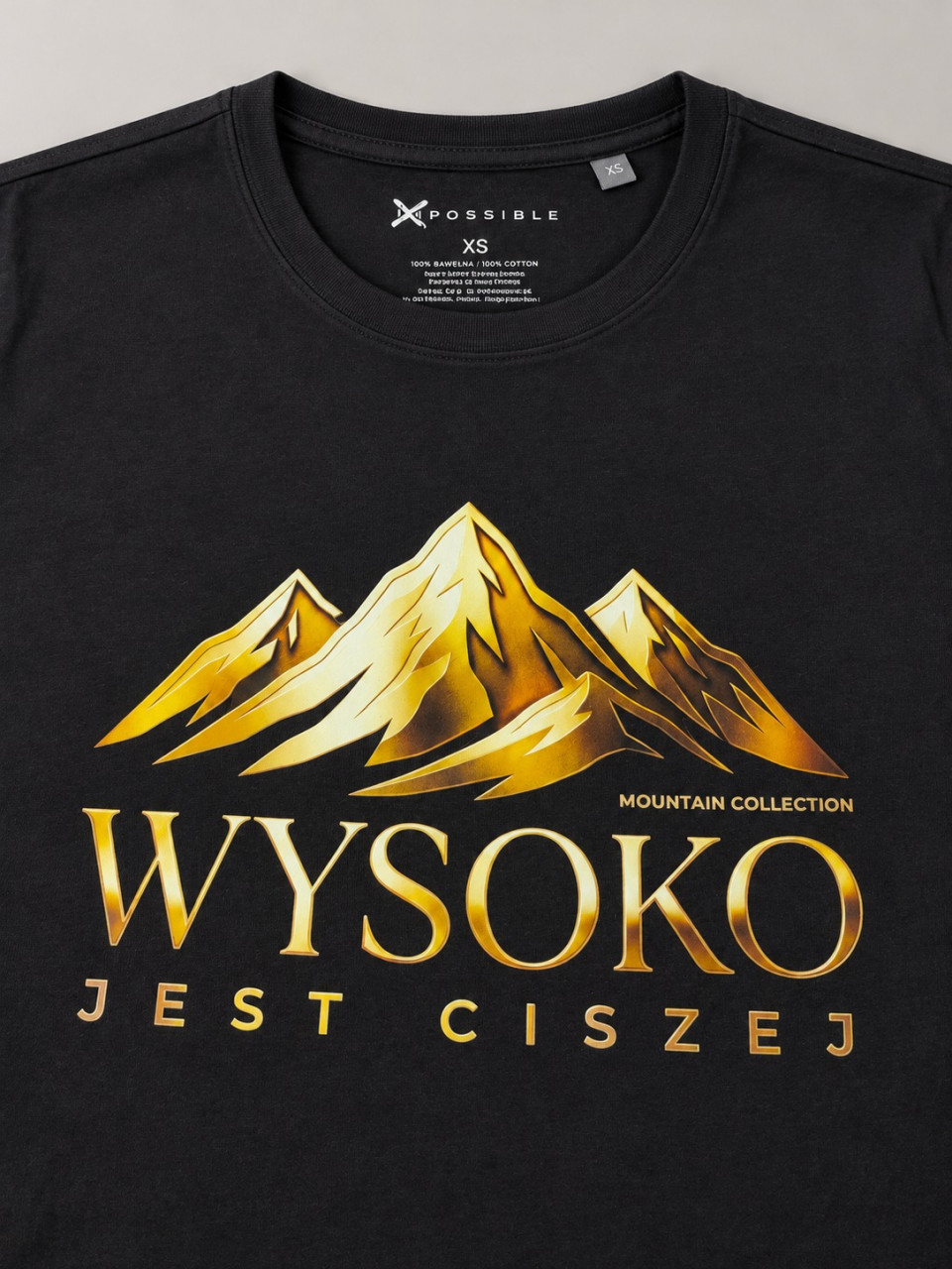 Czarna koszulka ze złotym nadrukiem gór i napisem Wysoko jest ciszej