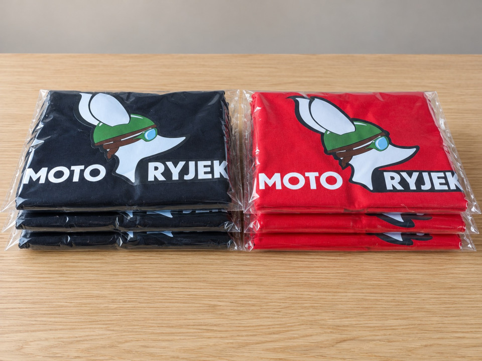 Czarne i czerwone koszulki z logo MOTO RYJEK w foliowych opakowaniach